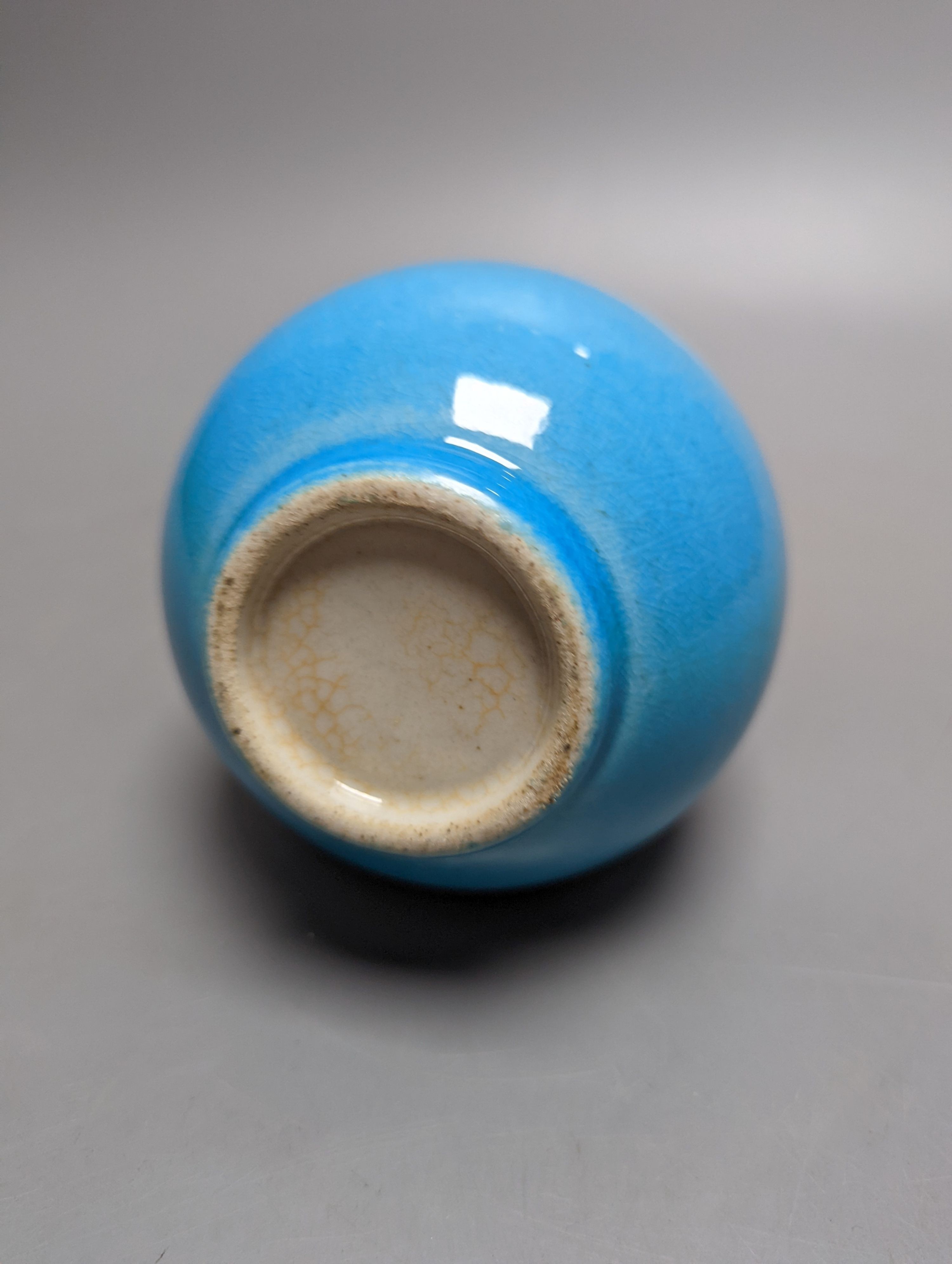 A Chinese turquoise crackle glazed double gourd vase 19cm